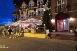 Widok na restaurację w Hotelu Morze wieczorem