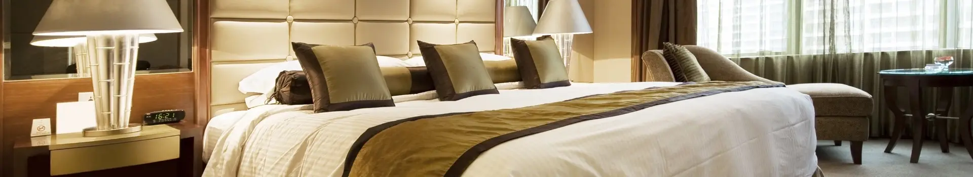 poduszki ozdobne na łóżku hotelowym